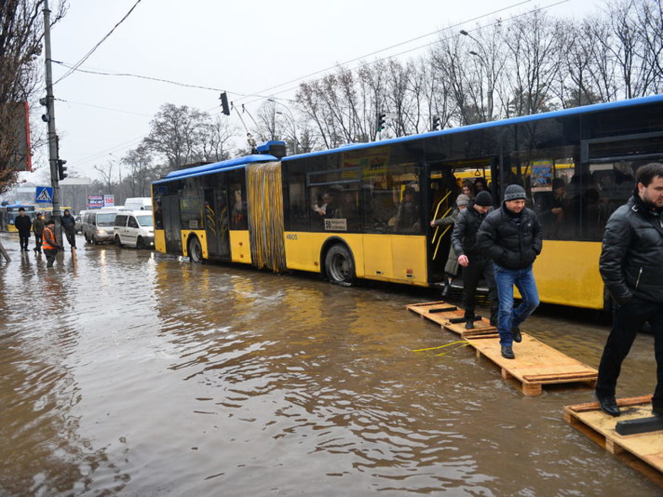 На левом берегу Киева &#8212; потоп: трубу прорвало