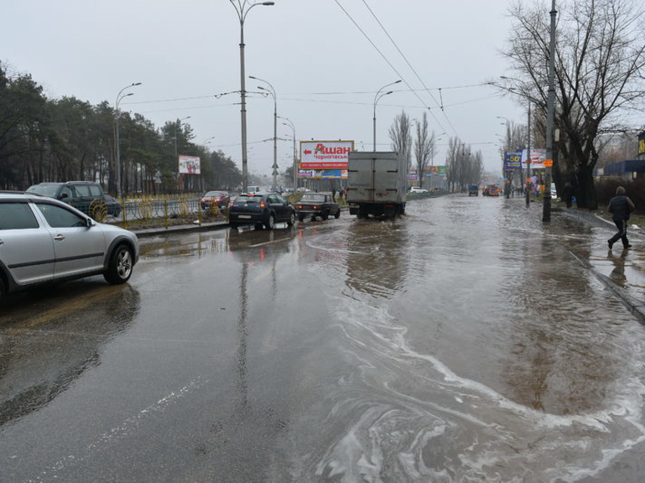 На левом берегу Киева &#8212; потоп: трубу прорвало