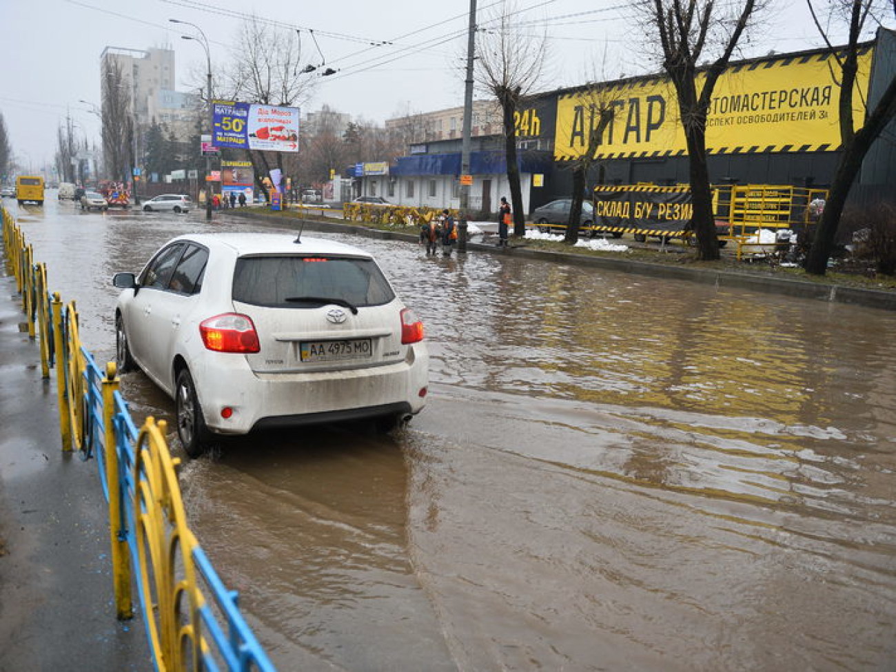 На левом берегу Киева &#8212; потоп: трубу прорвало