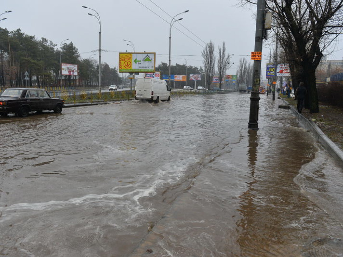 На левом берегу Киева &#8212; потоп: трубу прорвало