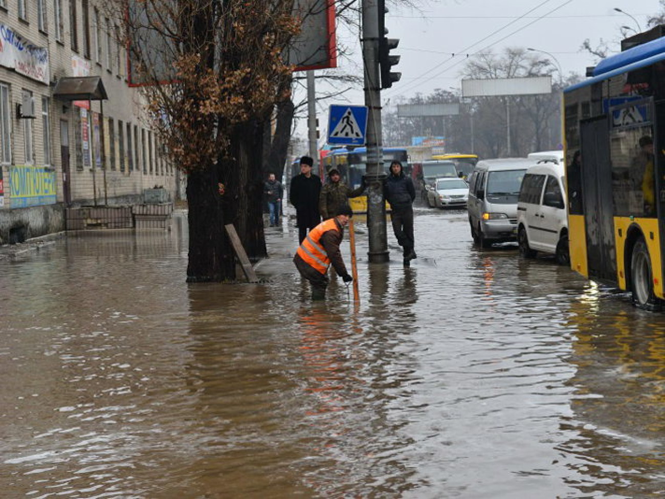 На левом берегу Киева &#8212; потоп: трубу прорвало