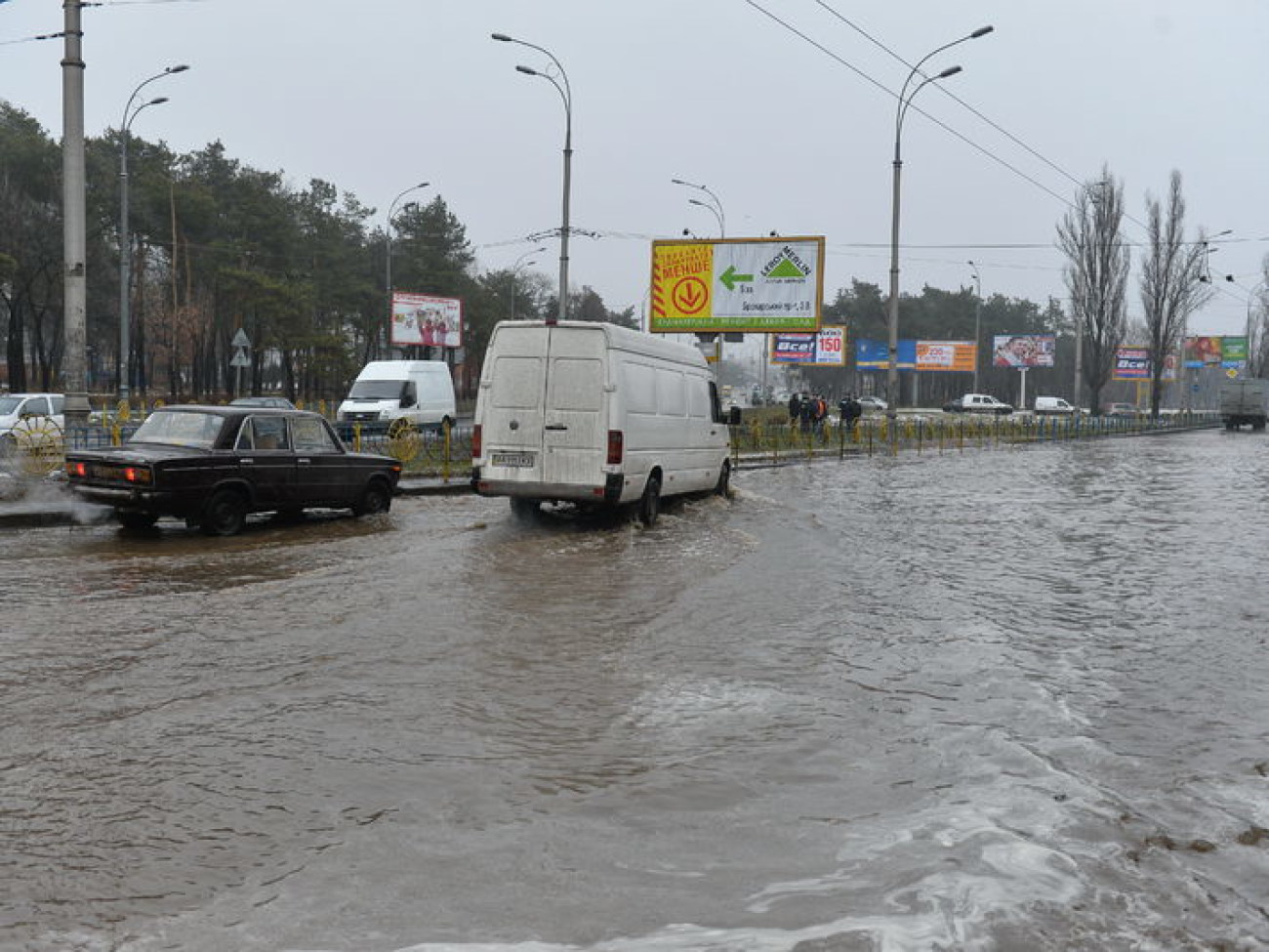 На левом берегу Киева &#8212; потоп: трубу прорвало