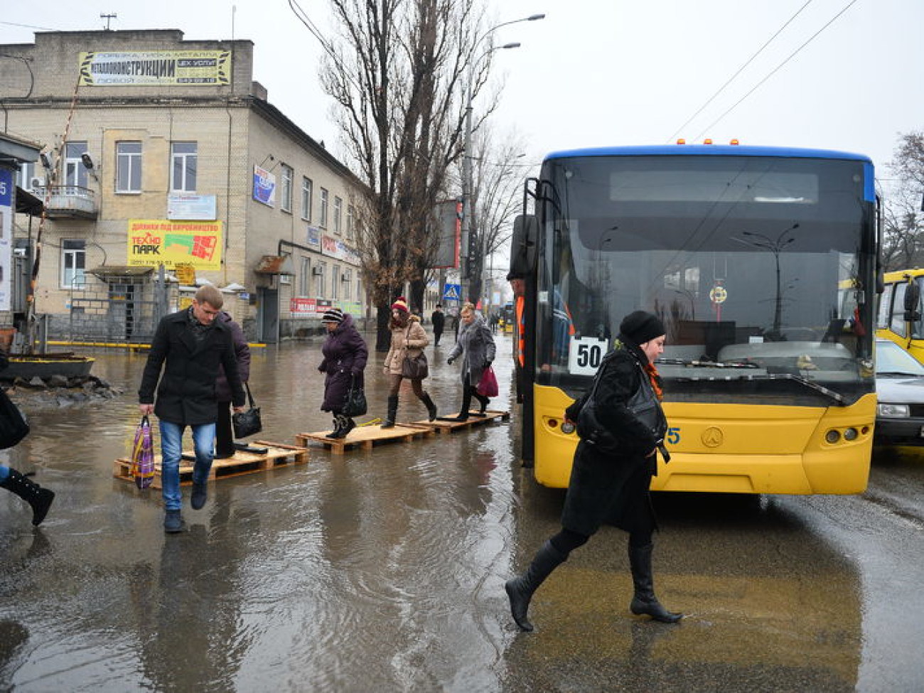 На левом берегу Киева &#8212; потоп: трубу прорвало