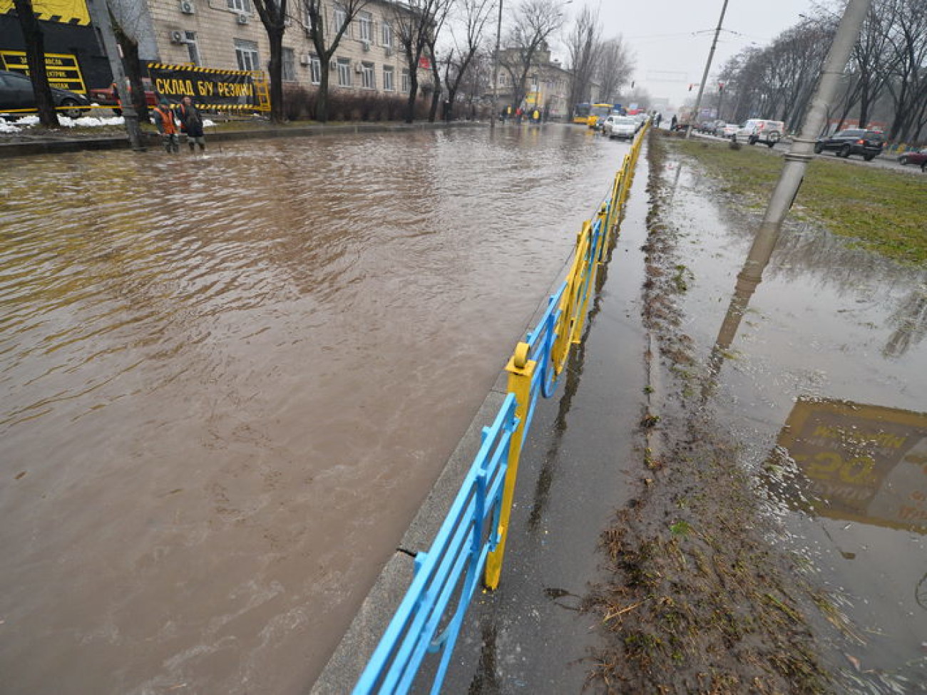 На левом берегу Киева &#8212; потоп: трубу прорвало