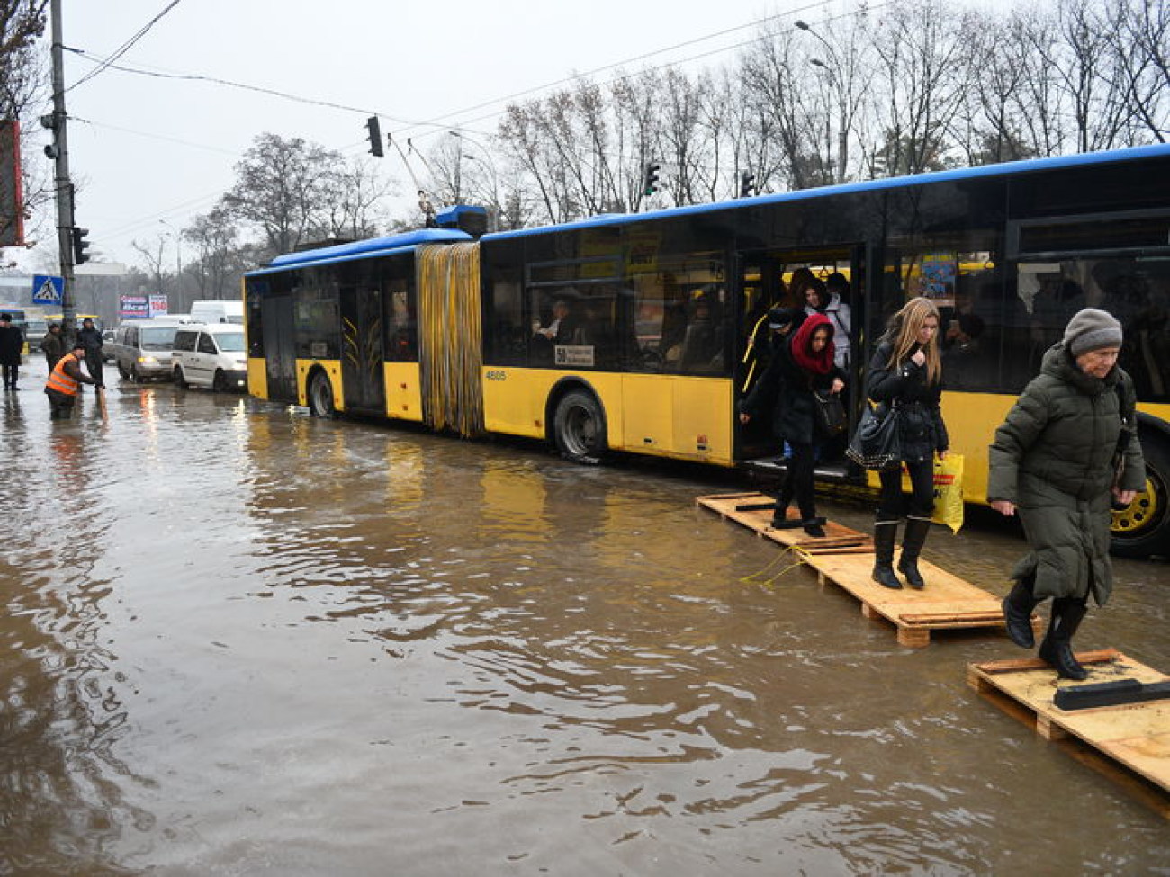 На левом берегу Киева &#8212; потоп: трубу прорвало