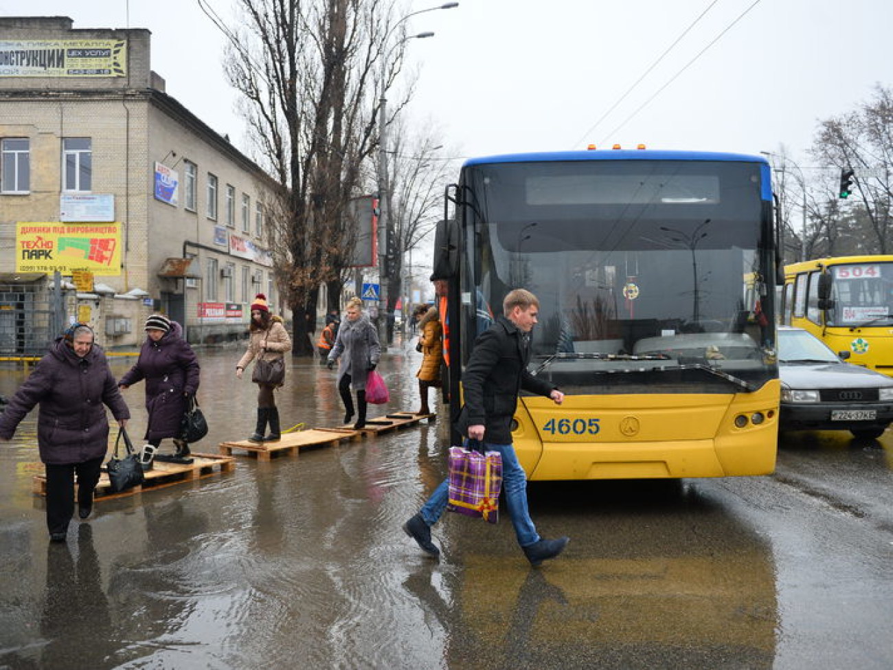 На левом берегу Киева &#8212; потоп: трубу прорвало