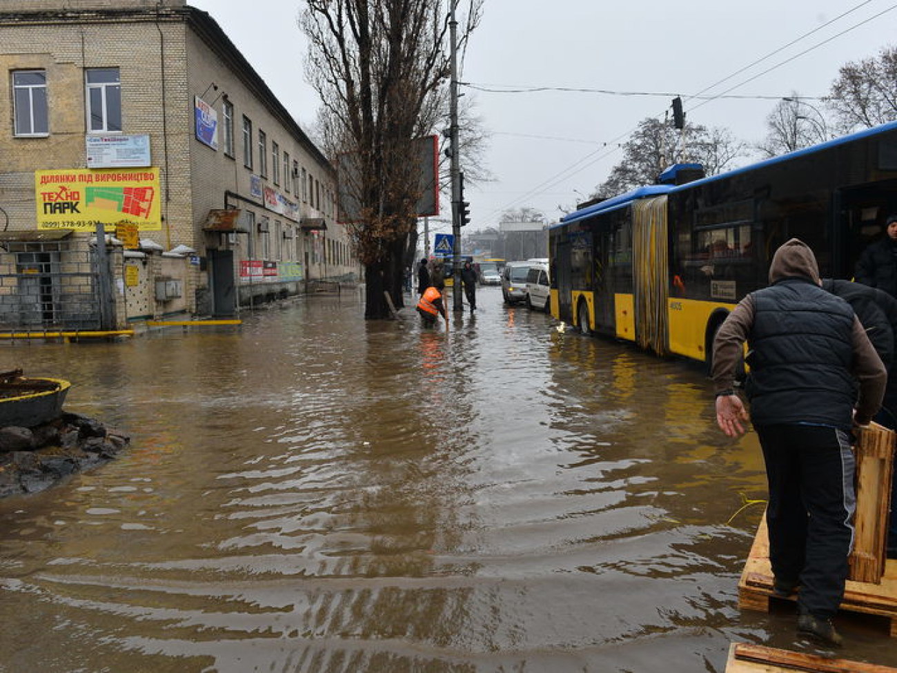 На левом берегу Киева &#8212; потоп: трубу прорвало