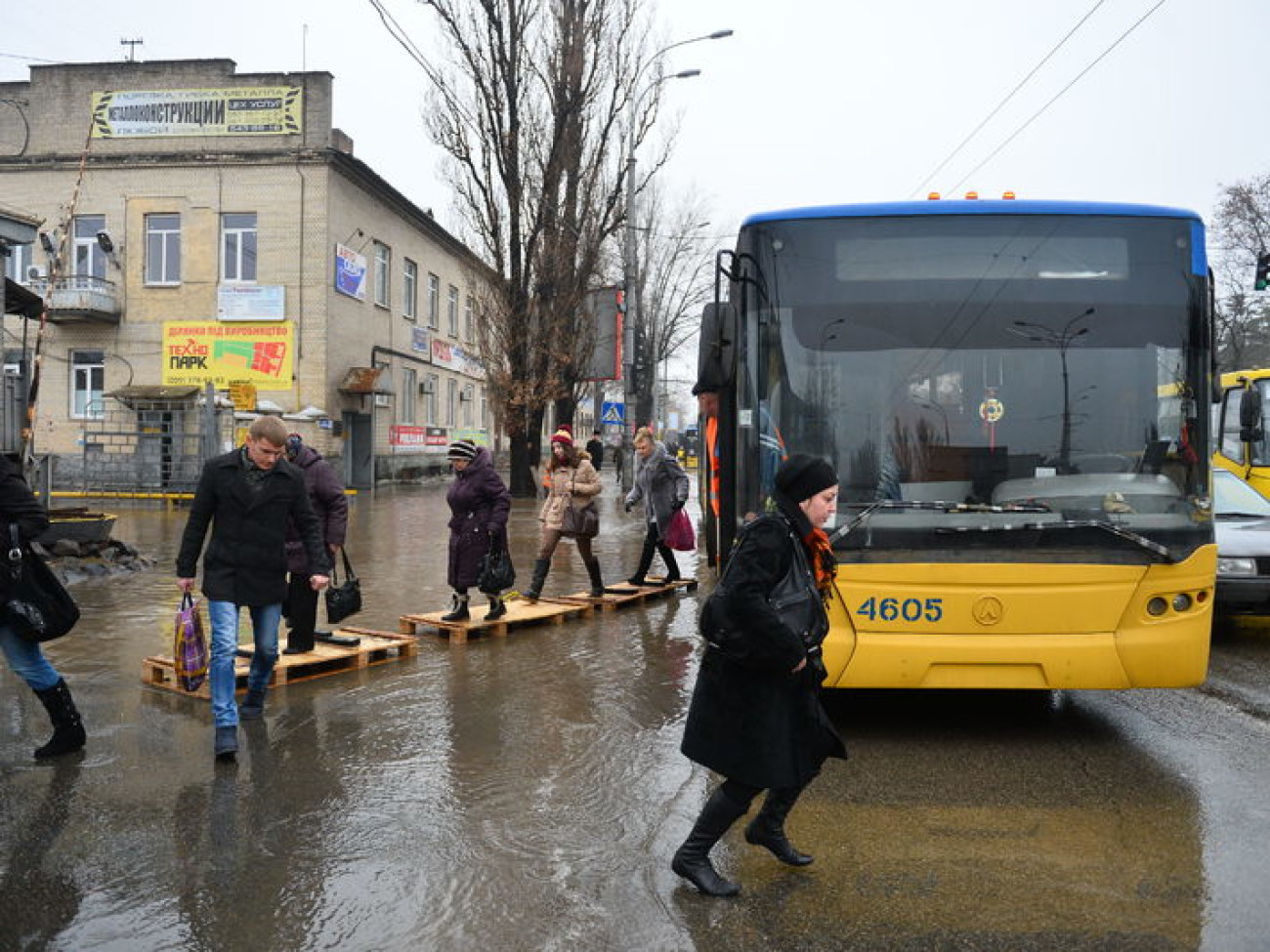 На левом берегу Киева &#8212; потоп: трубу прорвало