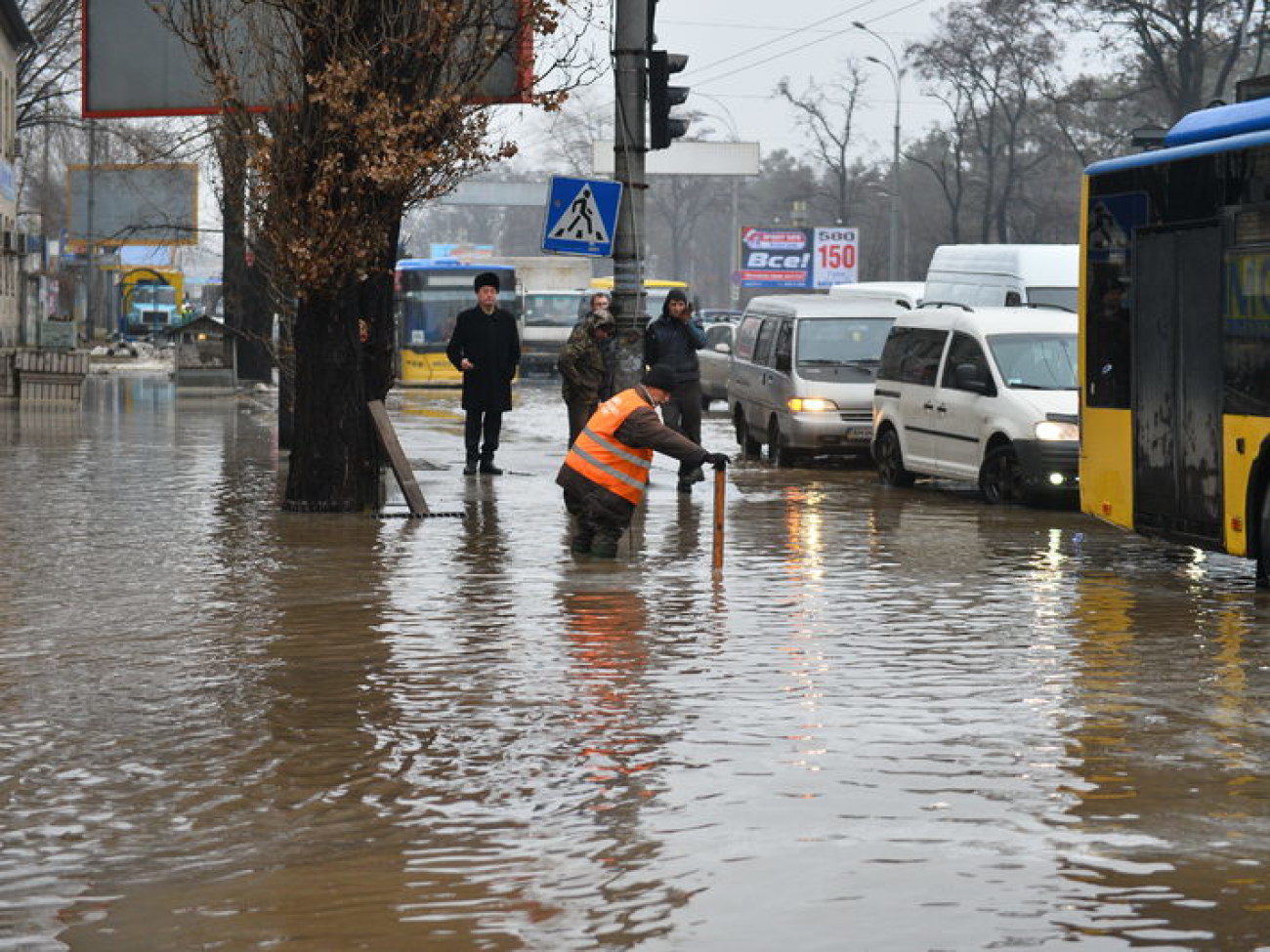 На левом берегу Киева &#8212; потоп: трубу прорвало