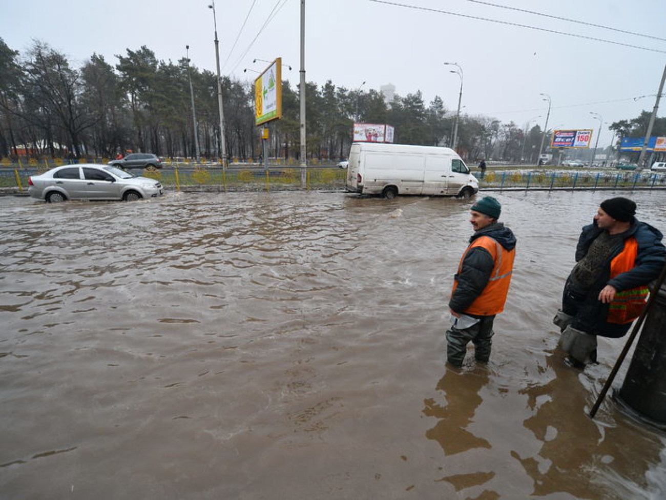 На левом берегу Киева &#8212; потоп: трубу прорвало