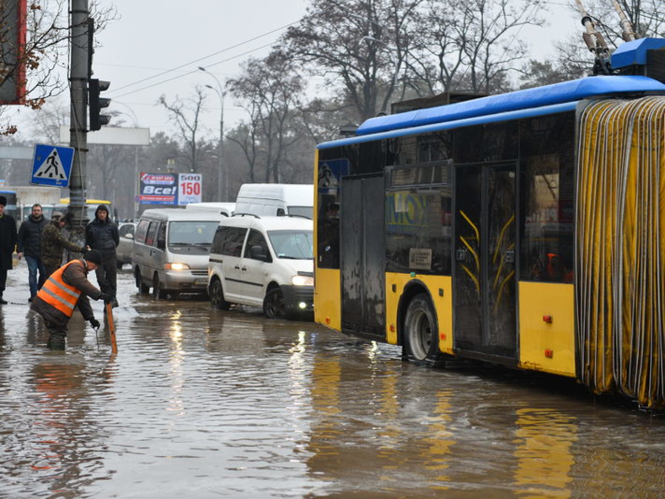 На левом берегу Киева &#8212; потоп: трубу прорвало