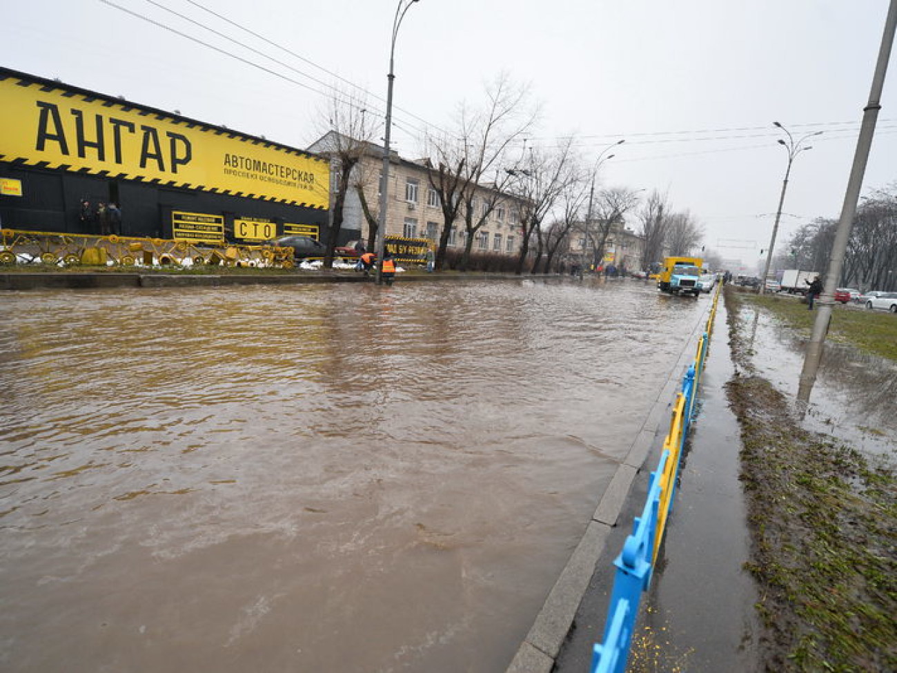 На левом берегу Киева &#8212; потоп: трубу прорвало