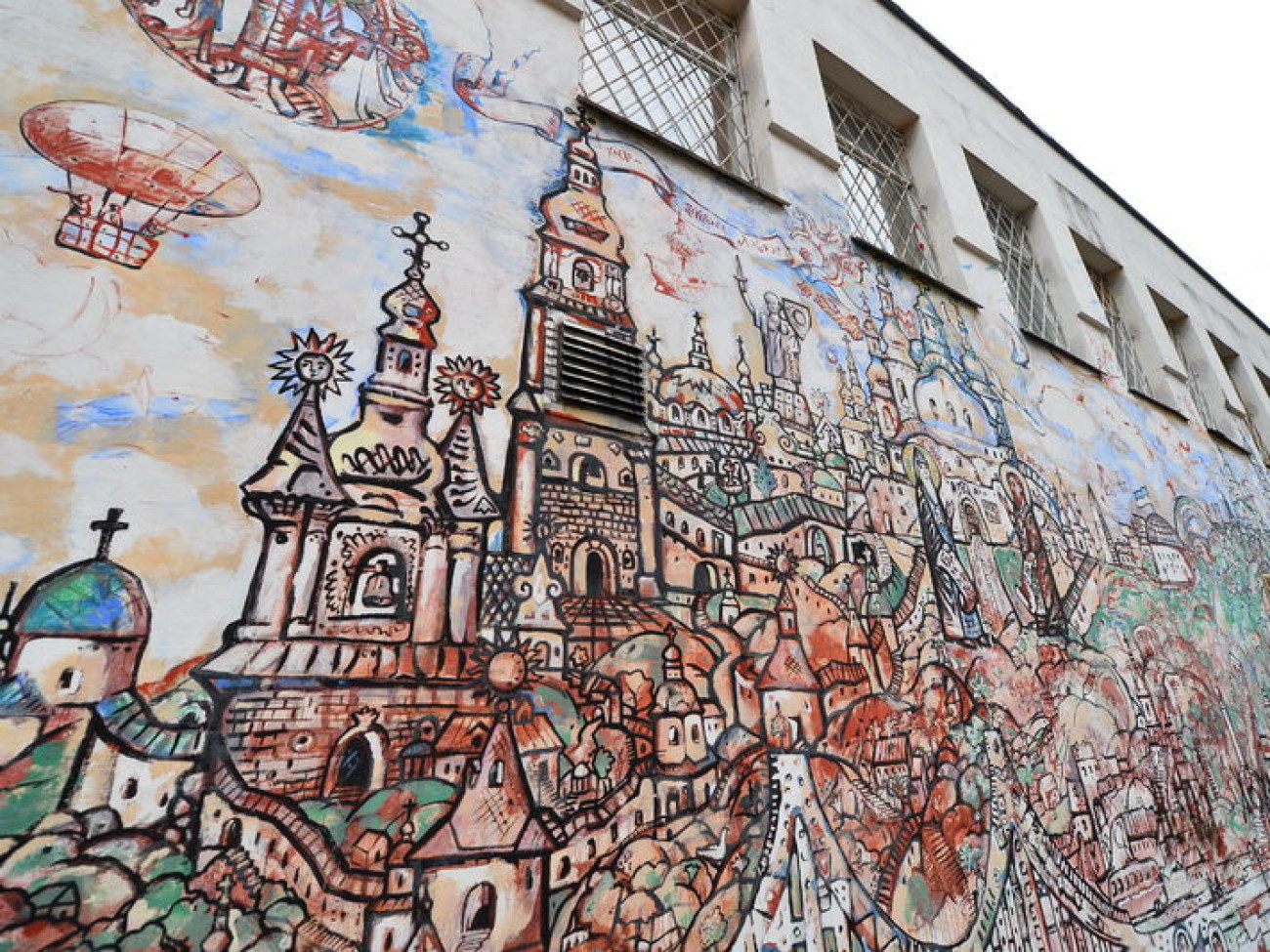 Символы Киева на одной стене: киевский художник расписал обычную бойлерную