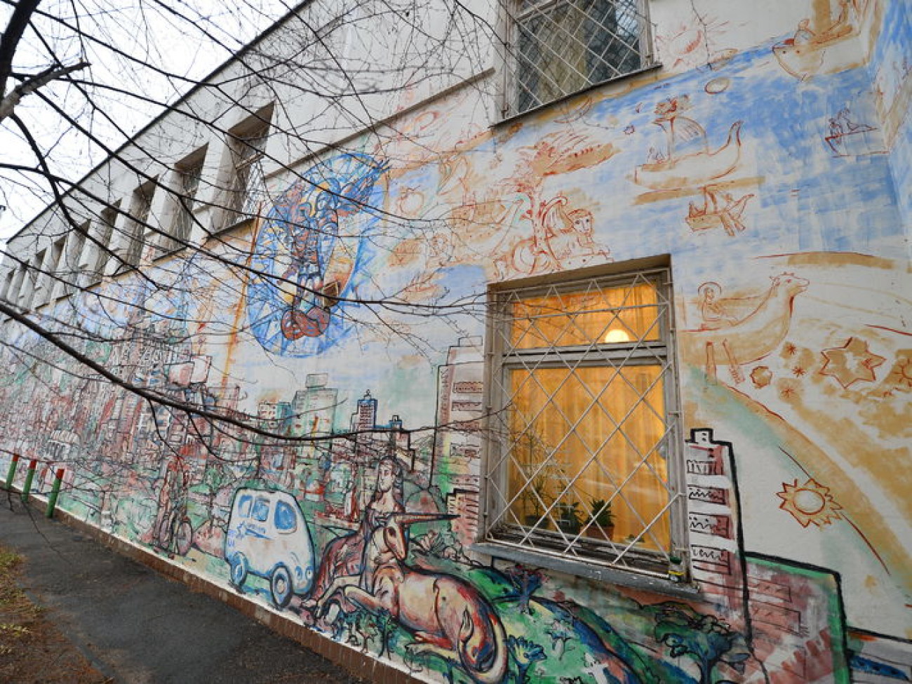 Символы Киева на одной стене: киевский художник расписал обычную бойлерную