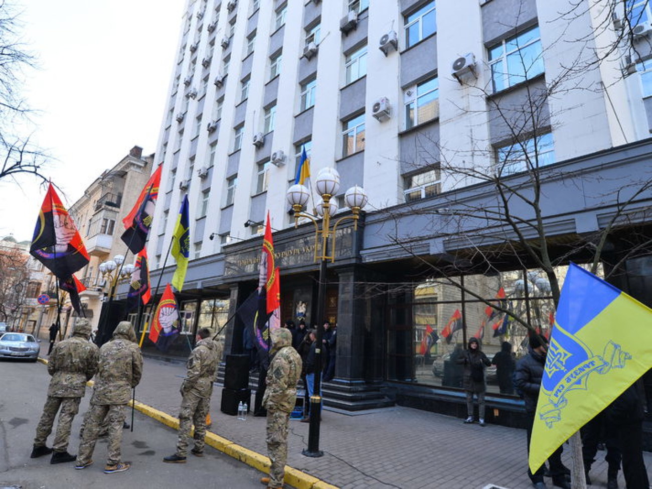 Представители добровольческих батальонов пикетировали здание ГПУ