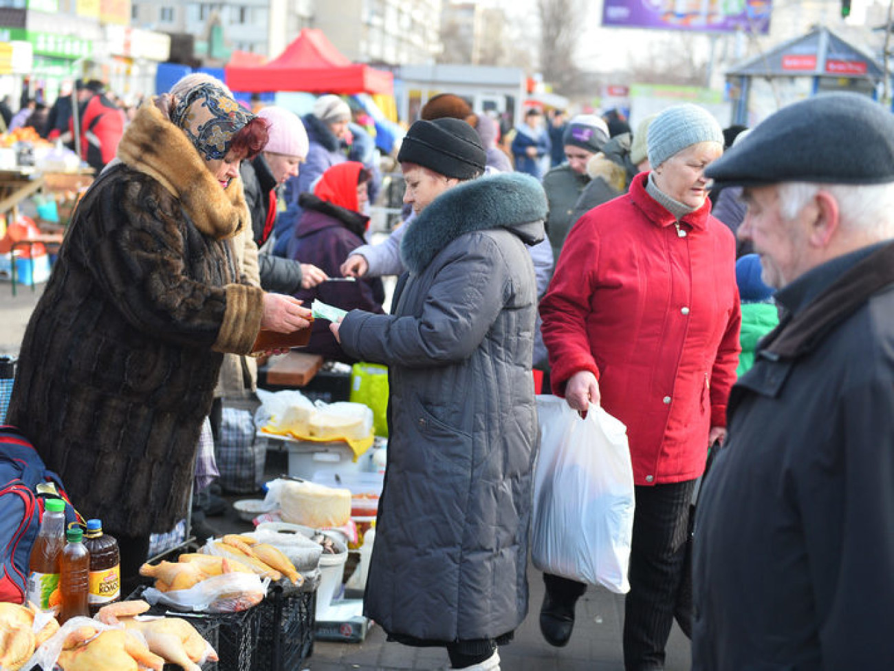 На киевских рынках продавцы массово закрывают торговые точки, стихийная торговля &#171;расцветает&#187;