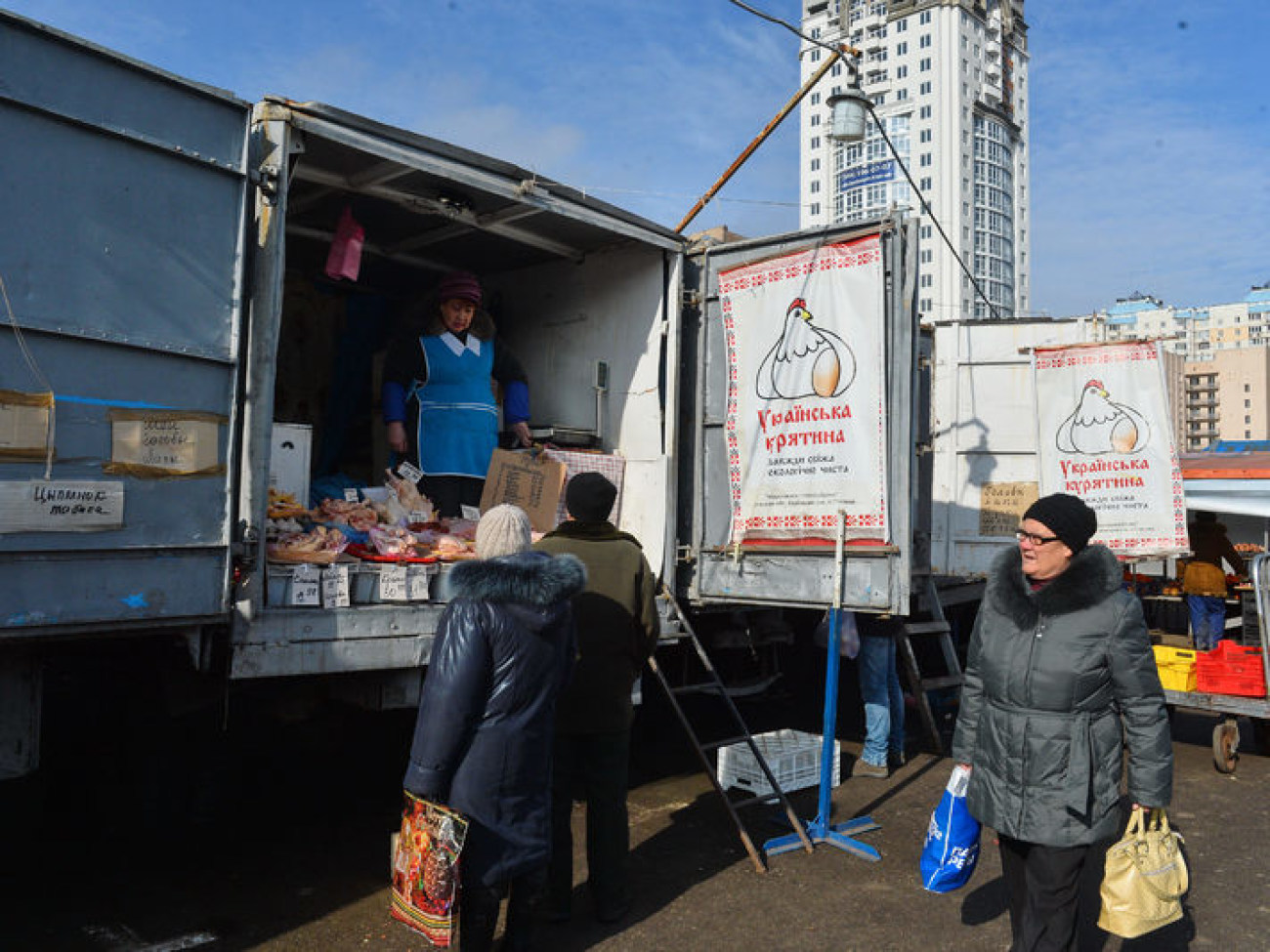 На киевских рынках продавцы массово закрывают торговые точки, стихийная торговля &#171;расцветает&#187;