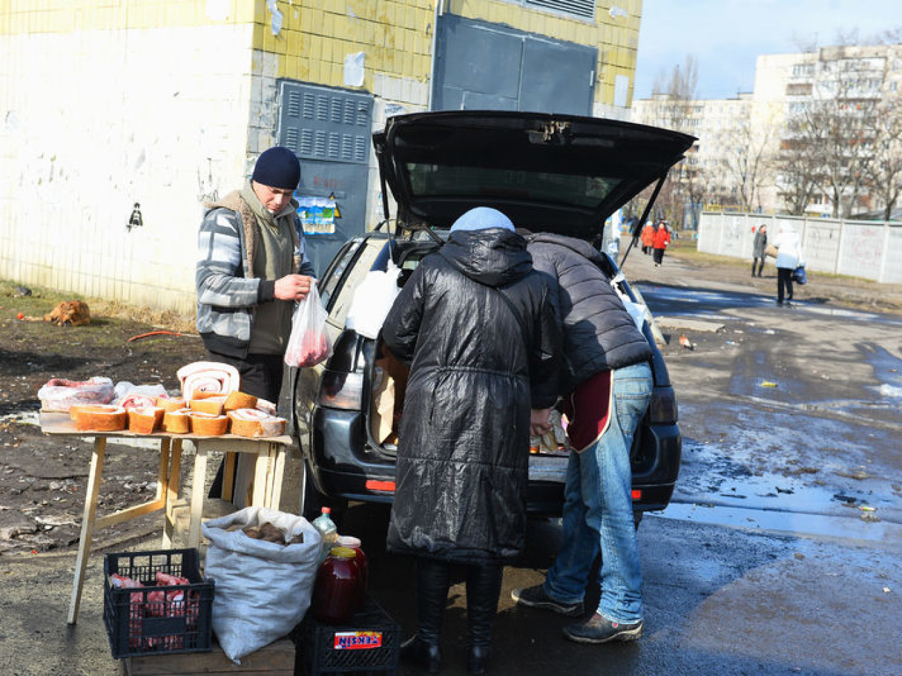 На киевских рынках продавцы массово закрывают торговые точки, стихийная торговля &#171;расцветает&#187;