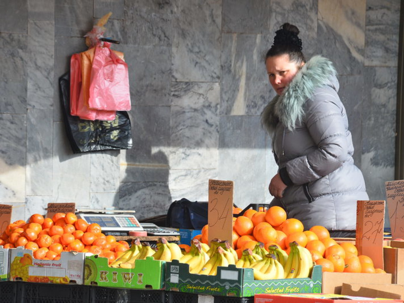 На киевских рынках продавцы массово закрывают торговые точки, стихийная торговля &#171;расцветает&#187;