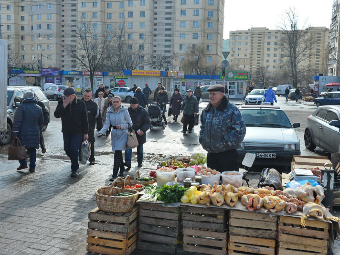 На киевских рынках продавцы массово закрывают торговые точки, стихийная торговля &#171;расцветает&#187;