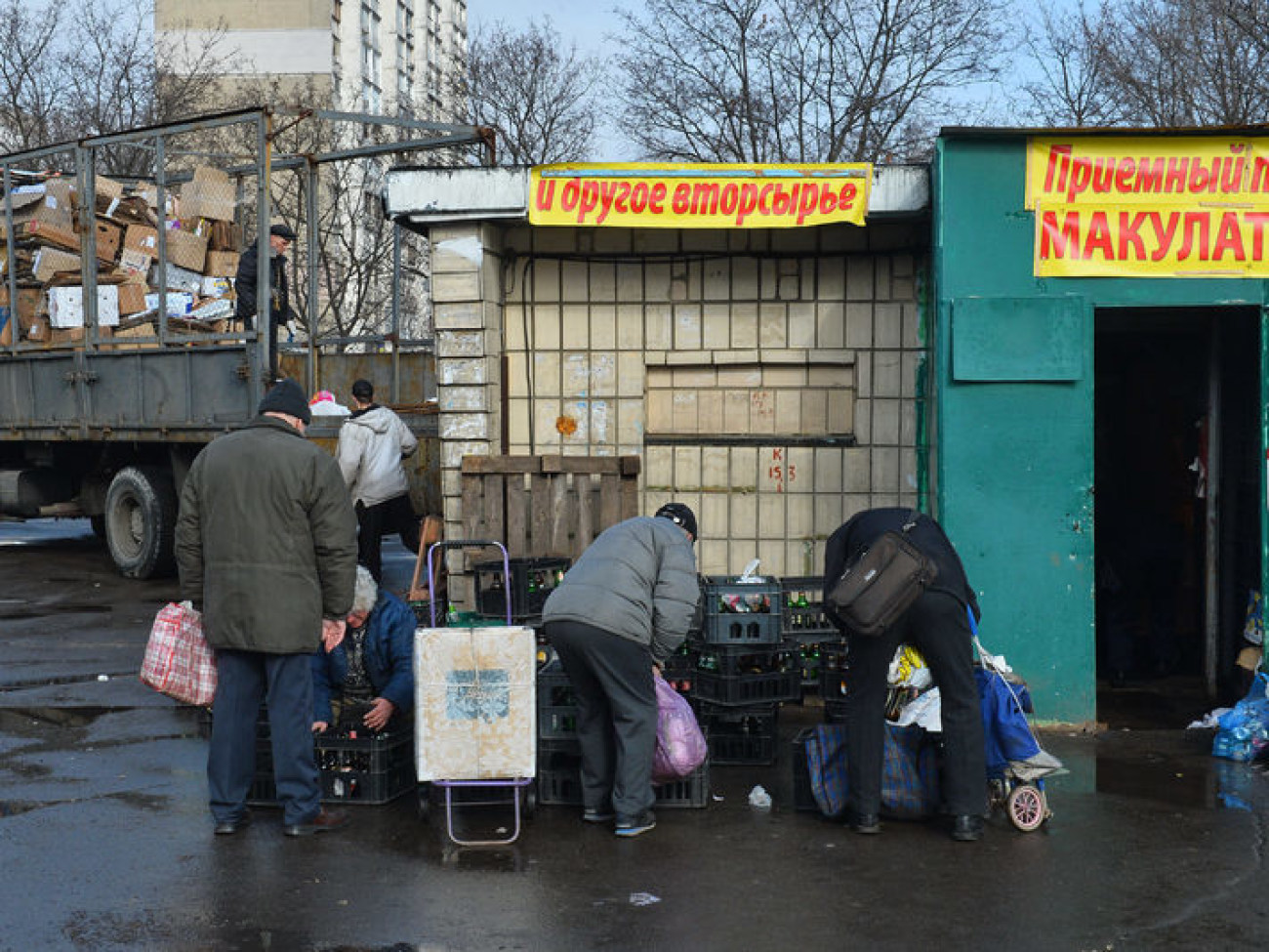 На киевских рынках продавцы массово закрывают торговые точки, стихийная торговля &#171;расцветает&#187;