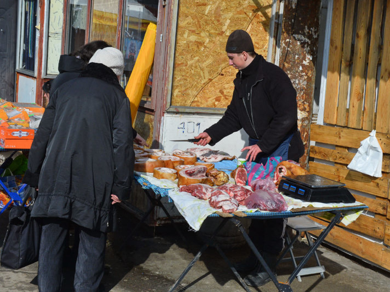 На киевских рынках продавцы массово закрывают торговые точки, стихийная торговля &#171;расцветает&#187;