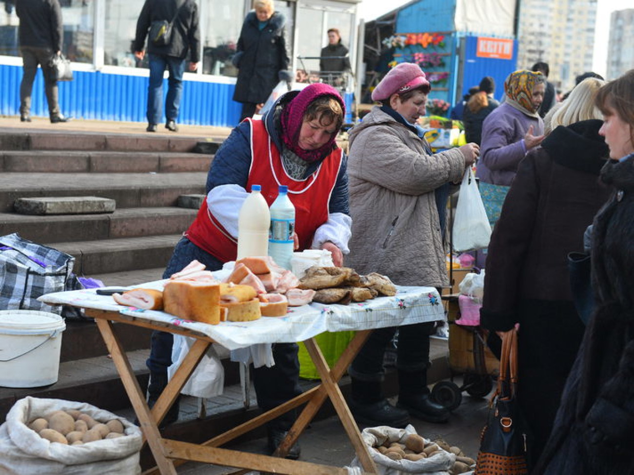 На киевских рынках продавцы массово закрывают торговые точки, стихийная торговля &#171;расцветает&#187;