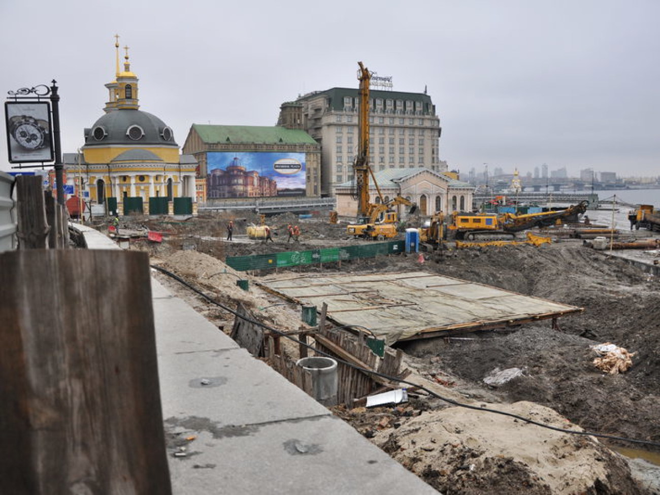 На Почтовой площади раскопали улицу времен Киевской Руси