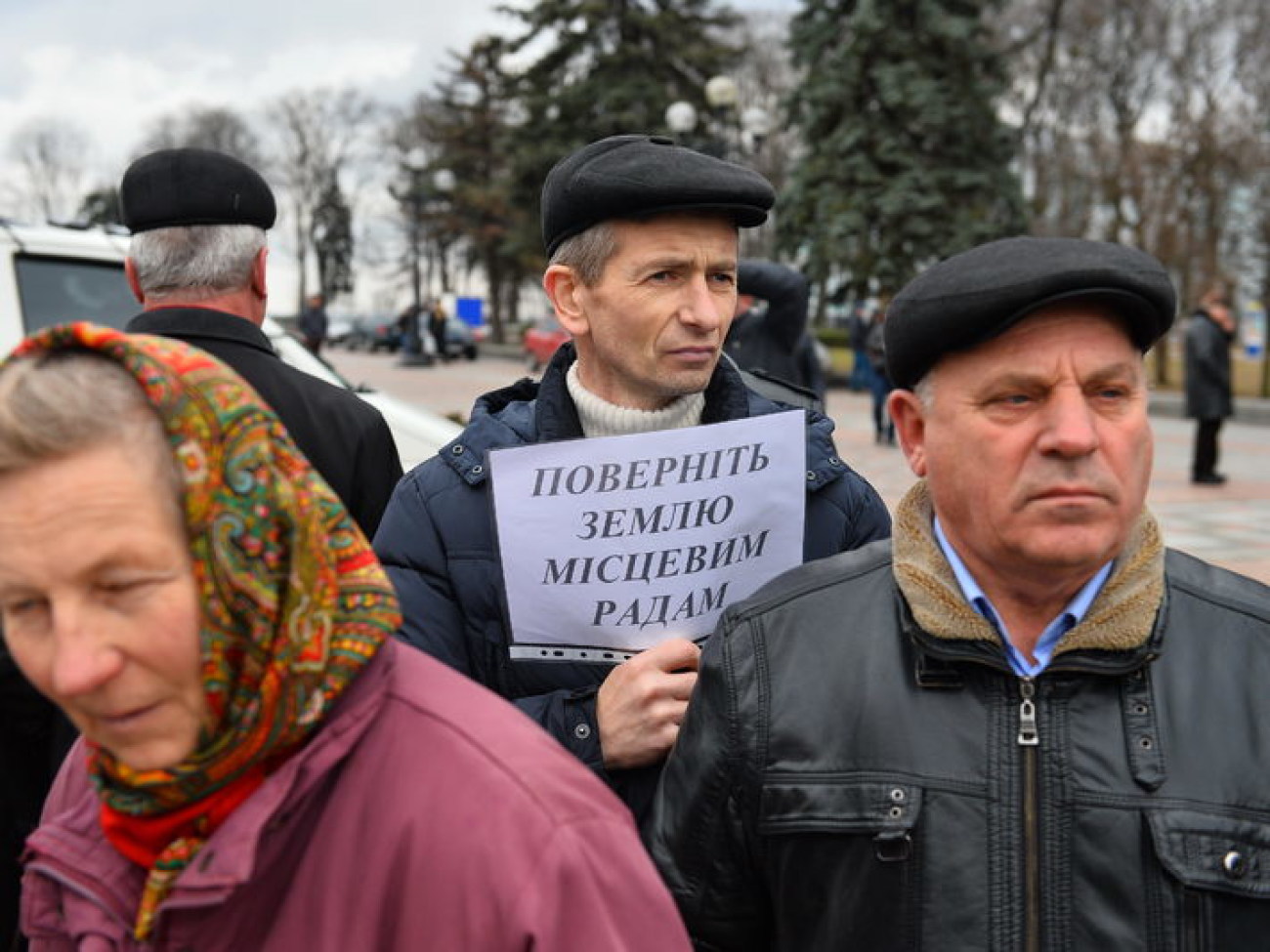 Активисты под парламентом требуют принять законы по развитию села