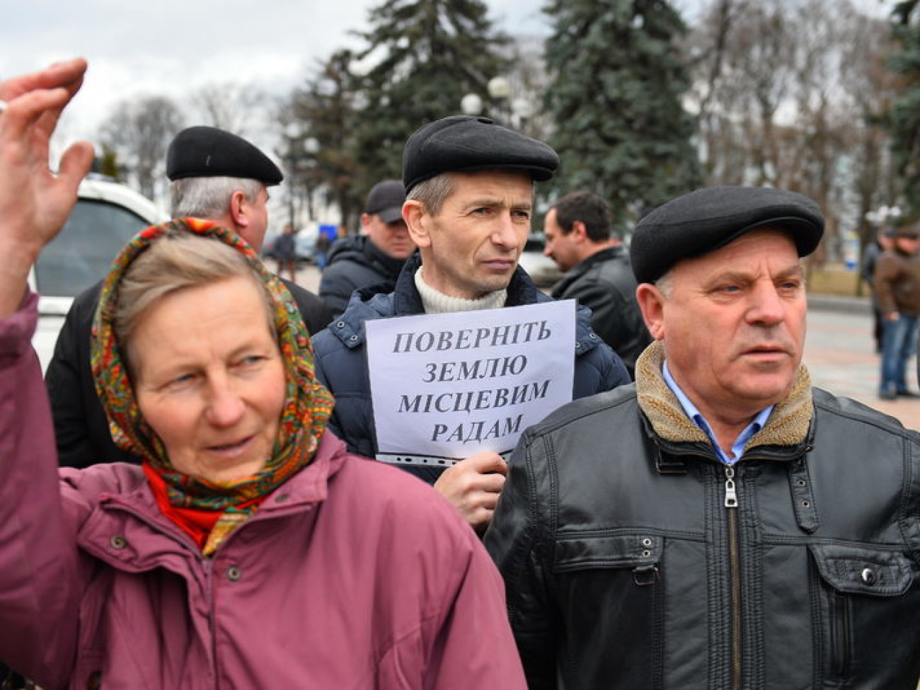 Активисты под парламентом требуют принять законы по развитию села