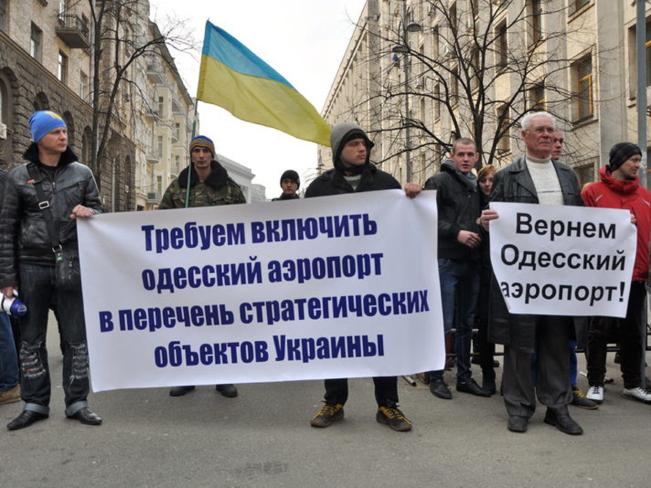 Активисты требуют от Президента вернуть Одесский аэропорт