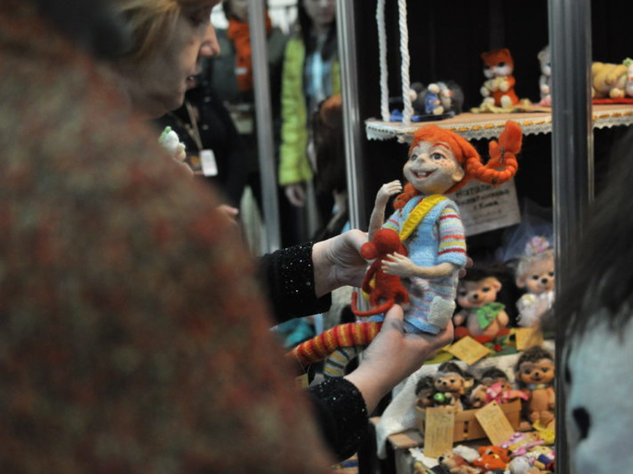 В Киеве проходит выставка бижутерии и кукол