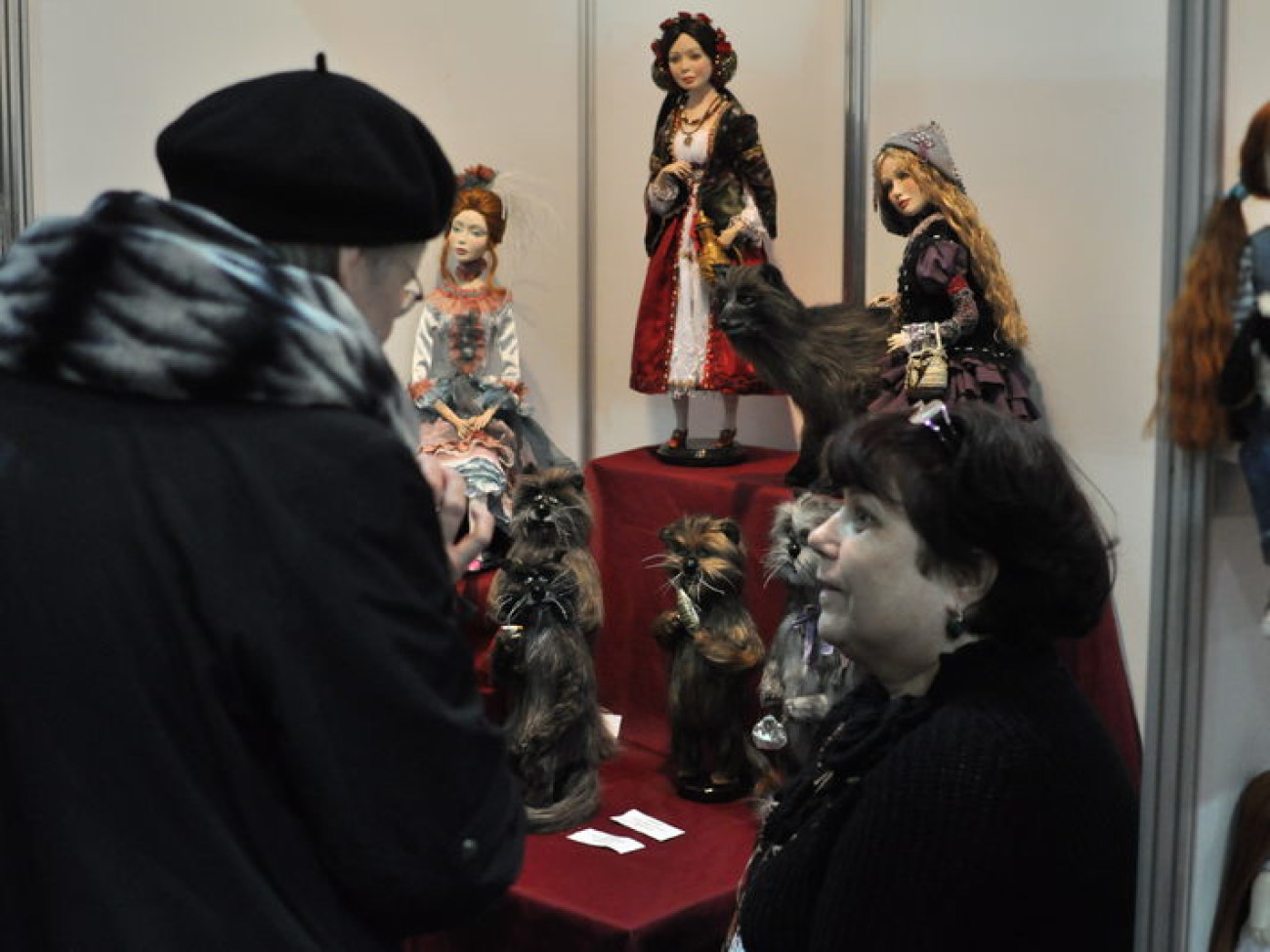 В Киеве проходит выставка бижутерии и кукол