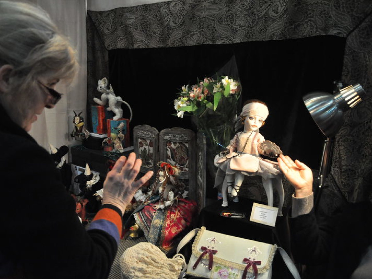 В Киеве проходит выставка бижутерии и кукол