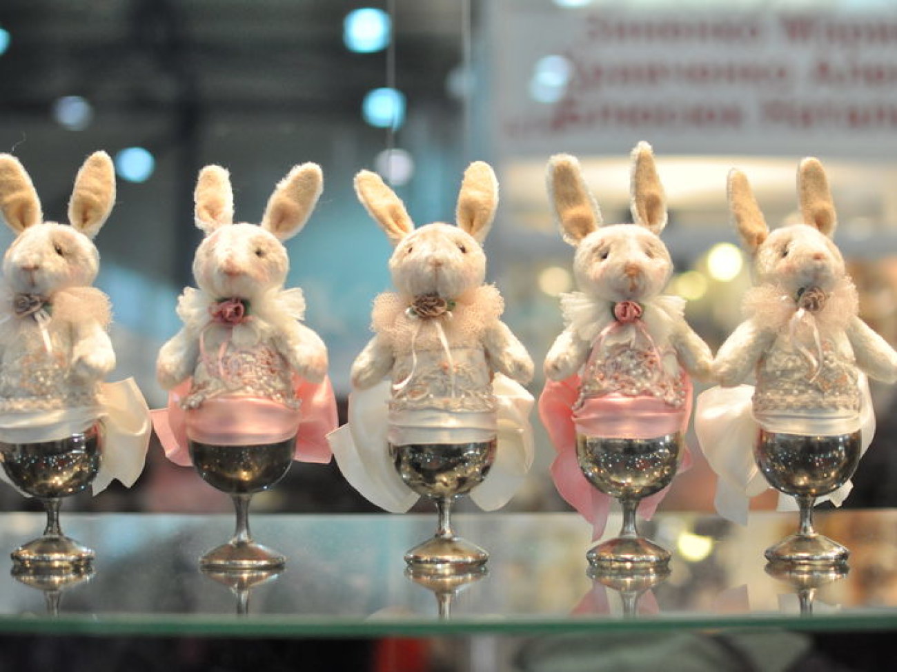 В Киеве проходит выставка бижутерии и кукол