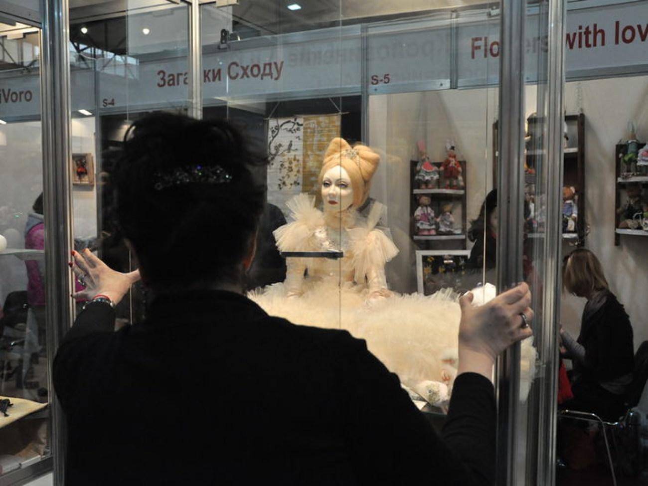 В Киеве проходит выставка бижутерии и кукол