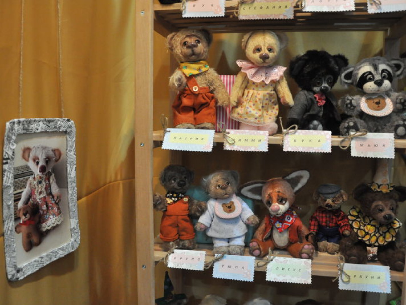 В Киеве проходит выставка бижутерии и кукол