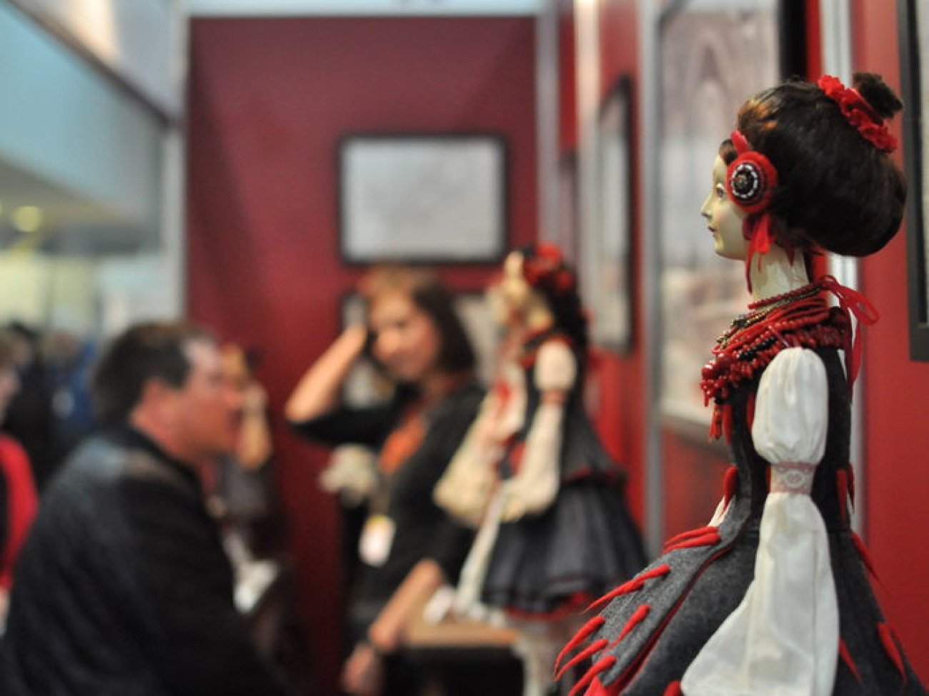 В Киеве проходит выставка бижутерии и кукол