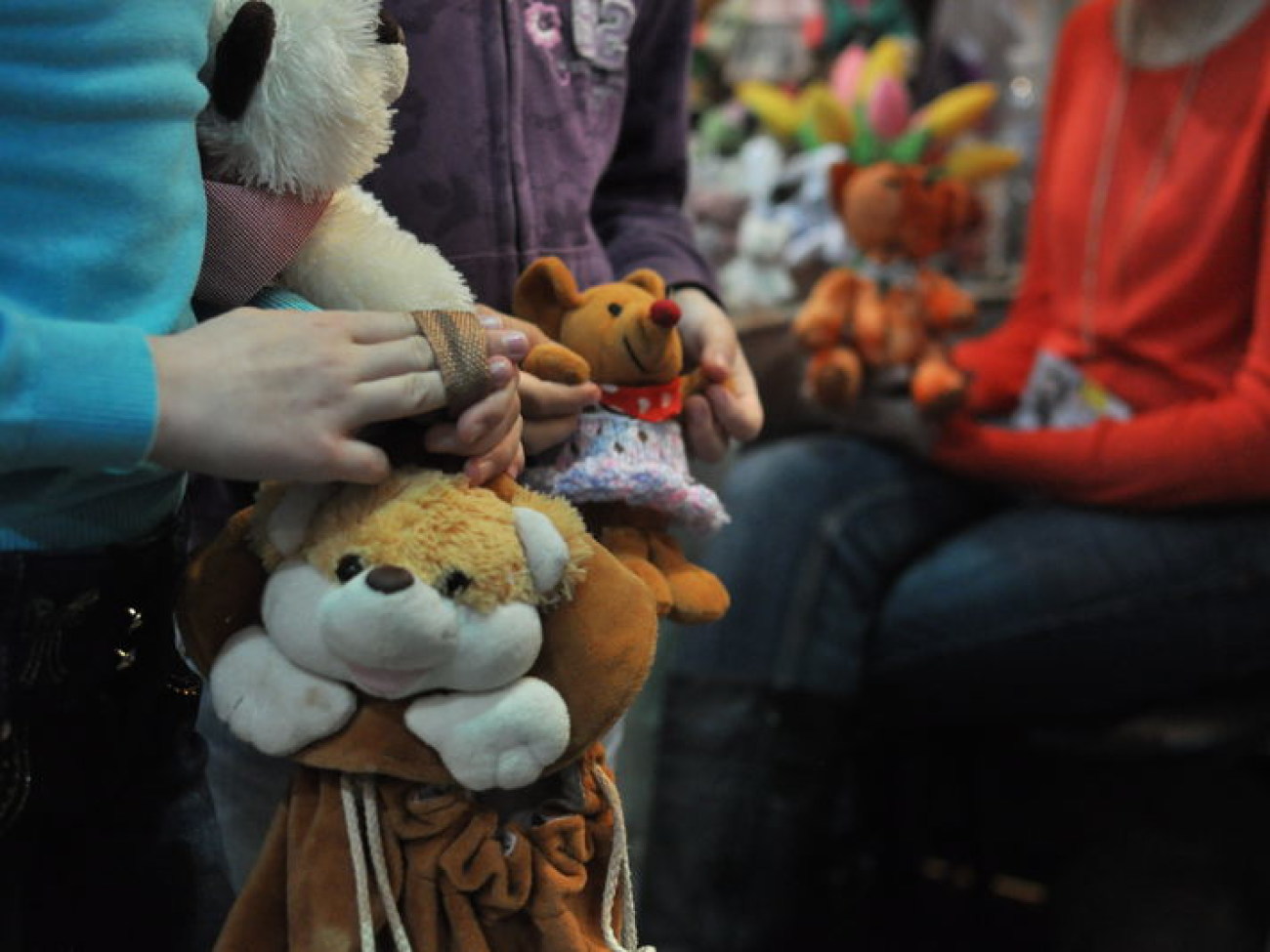 В Киеве проходит выставка бижутерии и кукол