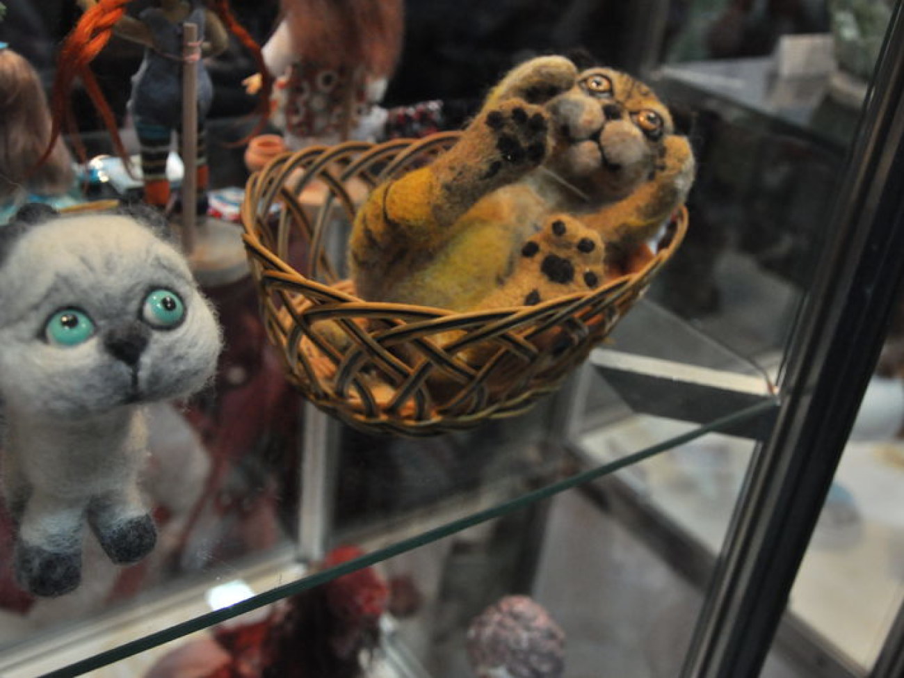 В Киеве проходит выставка бижутерии и кукол