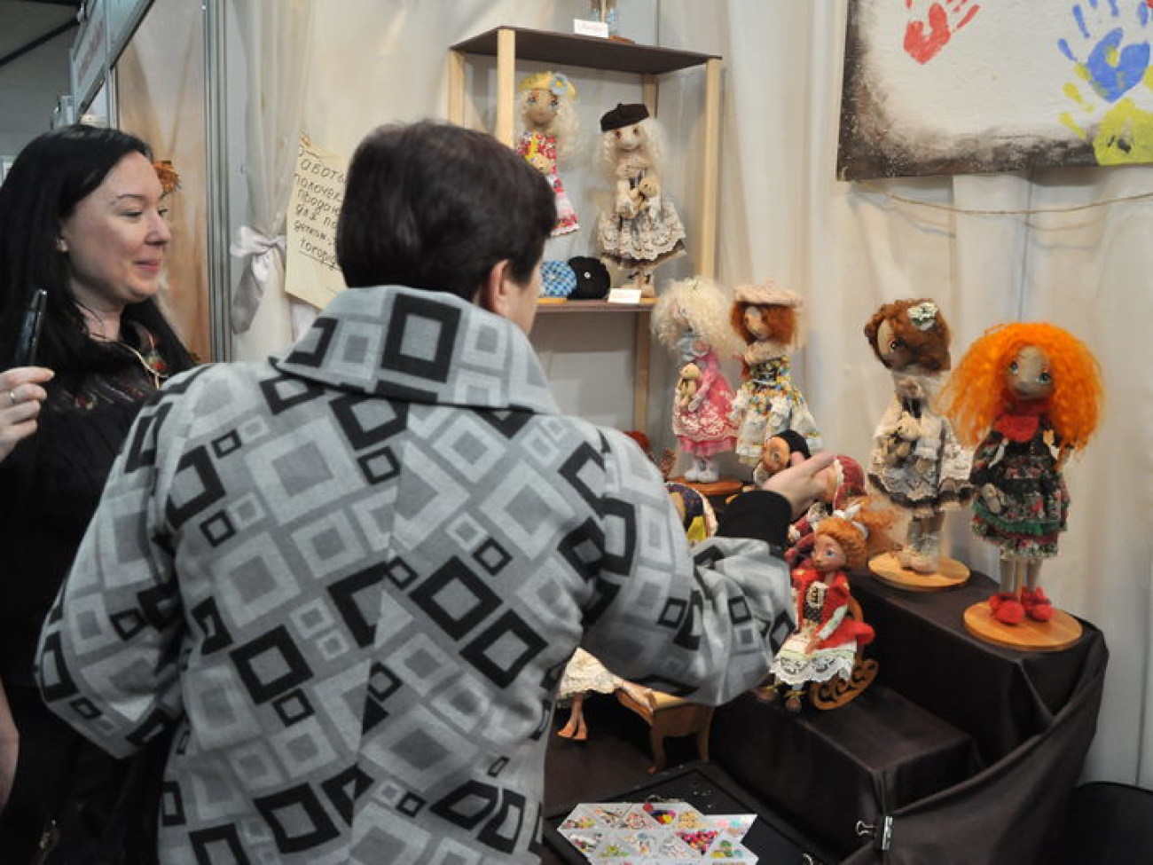 В Киеве проходит выставка бижутерии и кукол