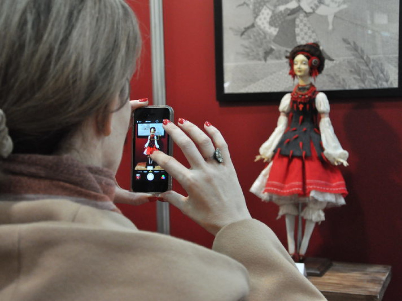 В Киеве проходит выставка бижутерии и кукол