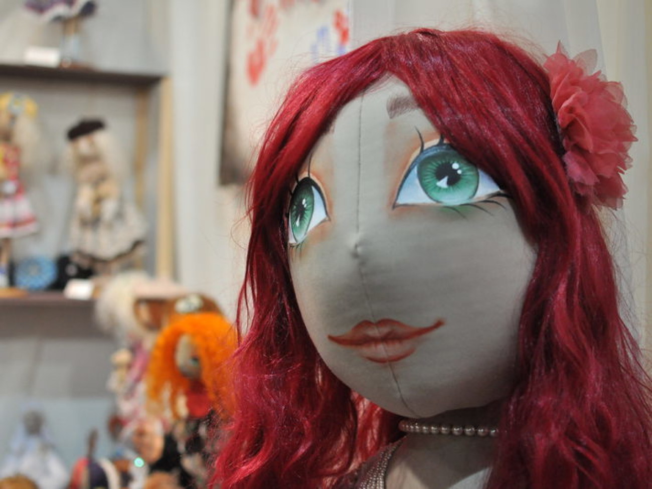 В Киеве проходит выставка бижутерии и кукол