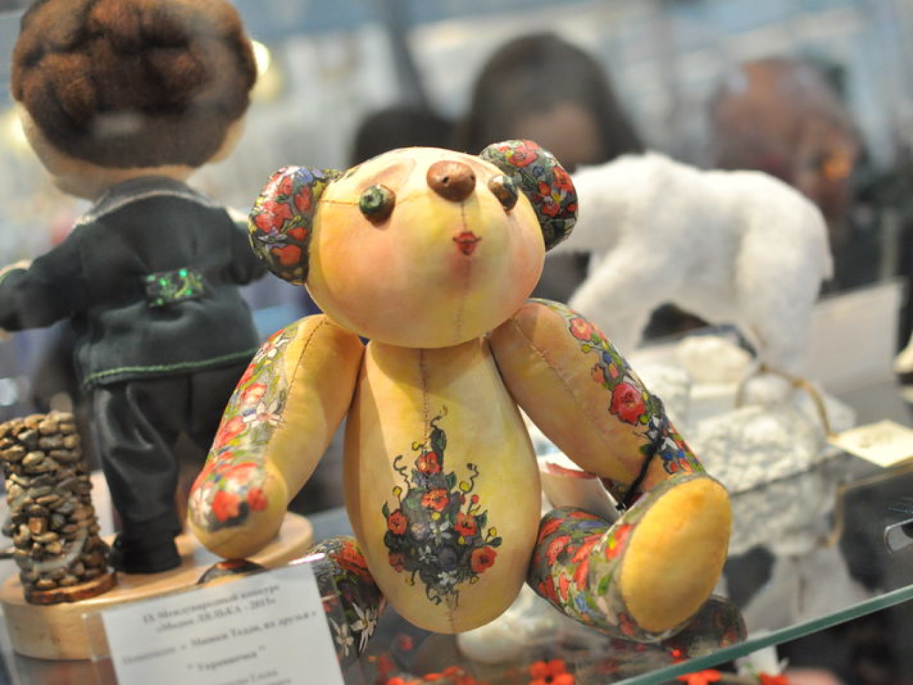 В Киеве проходит выставка бижутерии и кукол