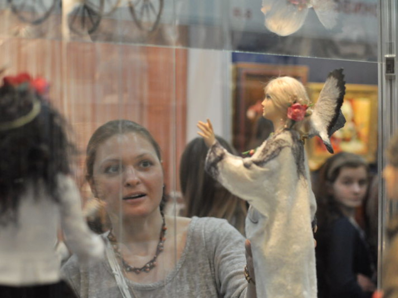 В Киеве проходит выставка бижутерии и кукол