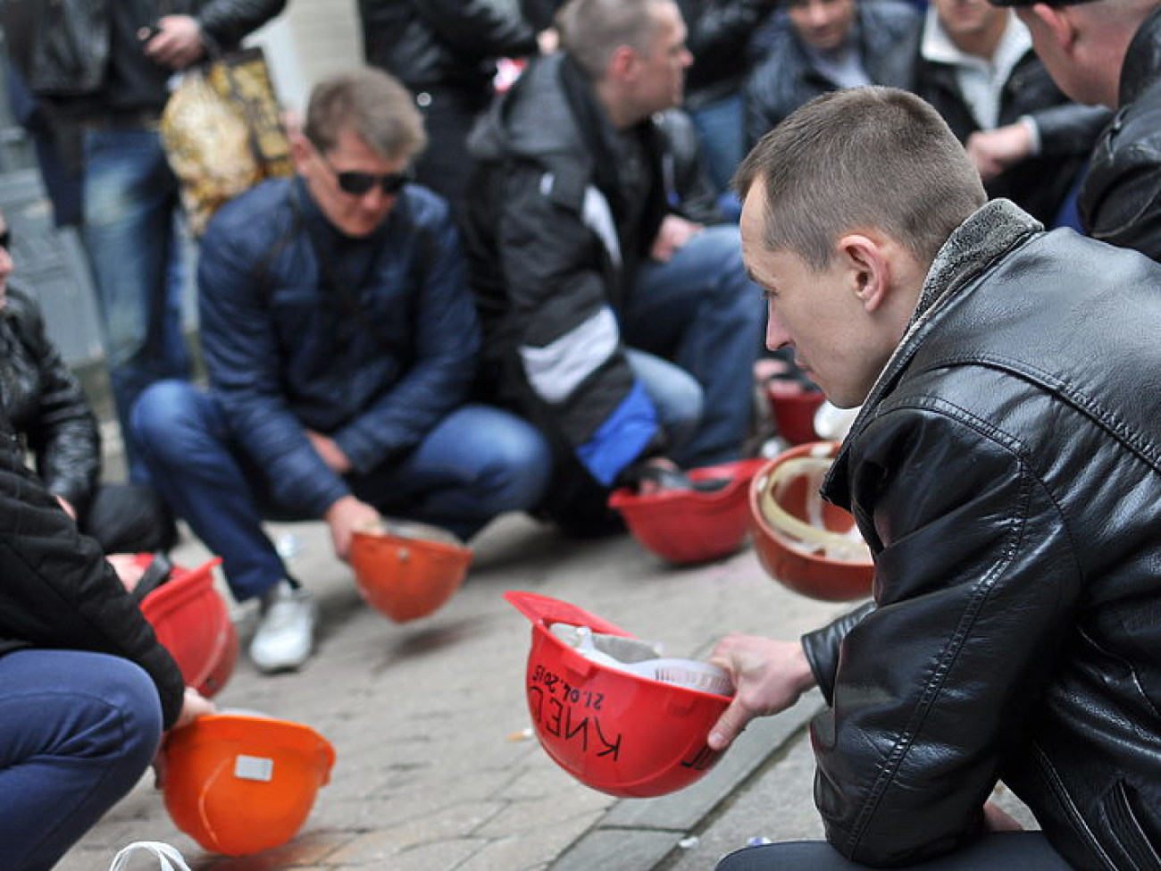 Горняки Украины штурмуют власть, требуя зарплаты