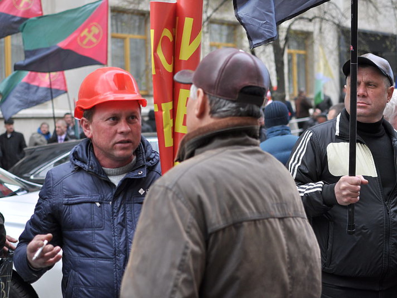 Горняки Украины штурмуют власть, требуя зарплаты