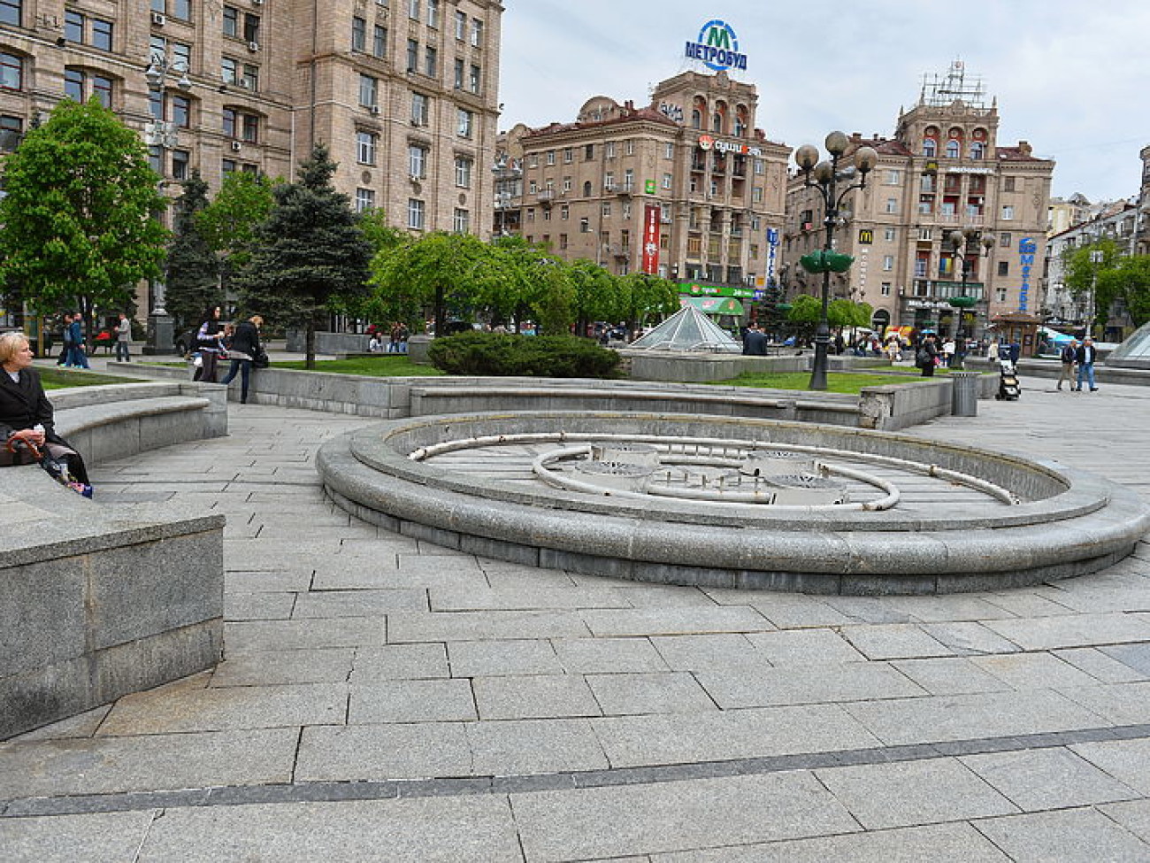 В Киеве для видимости включили и сразу выключили фонтаны