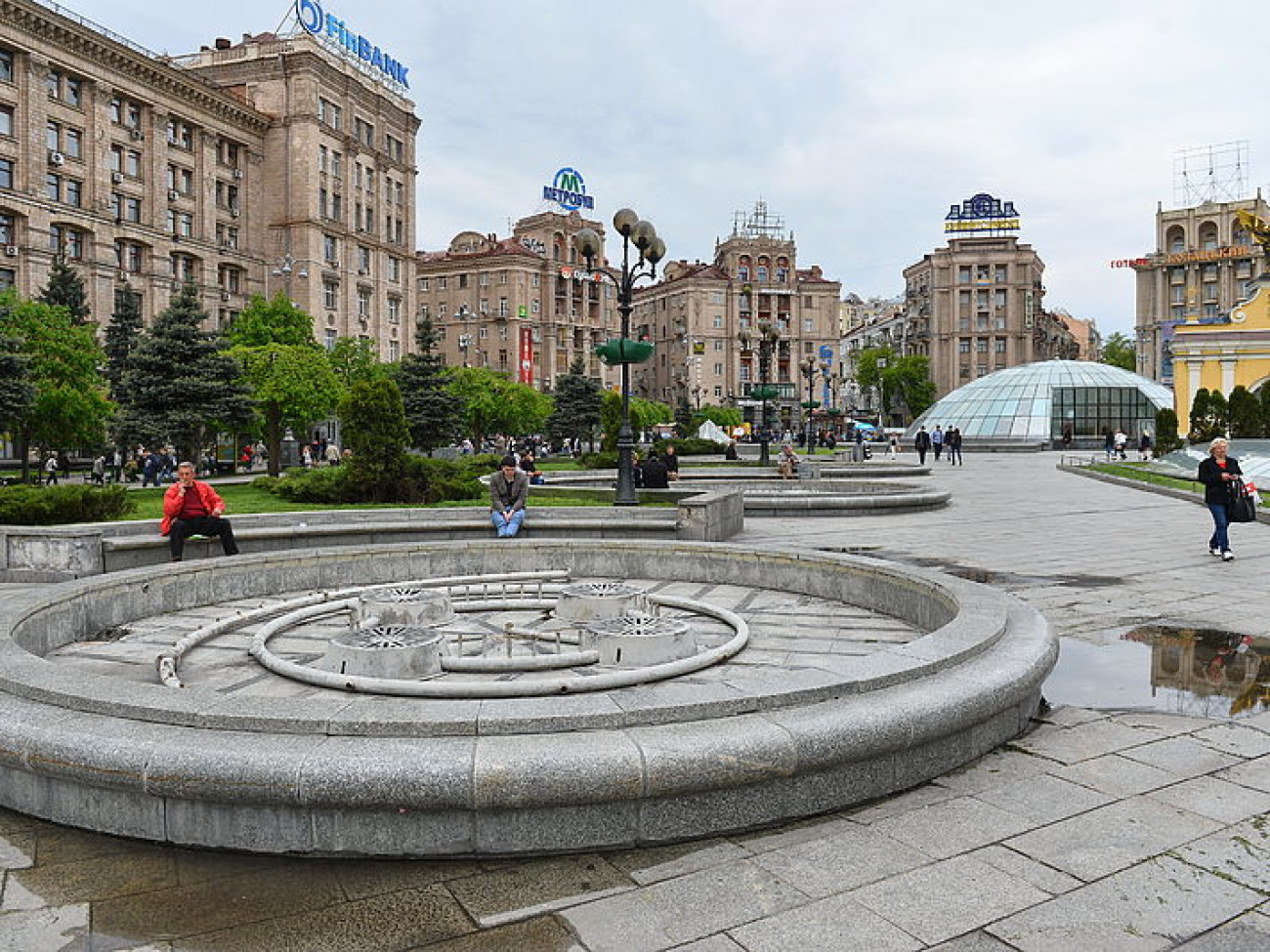 В Киеве для видимости включили и сразу выключили фонтаны