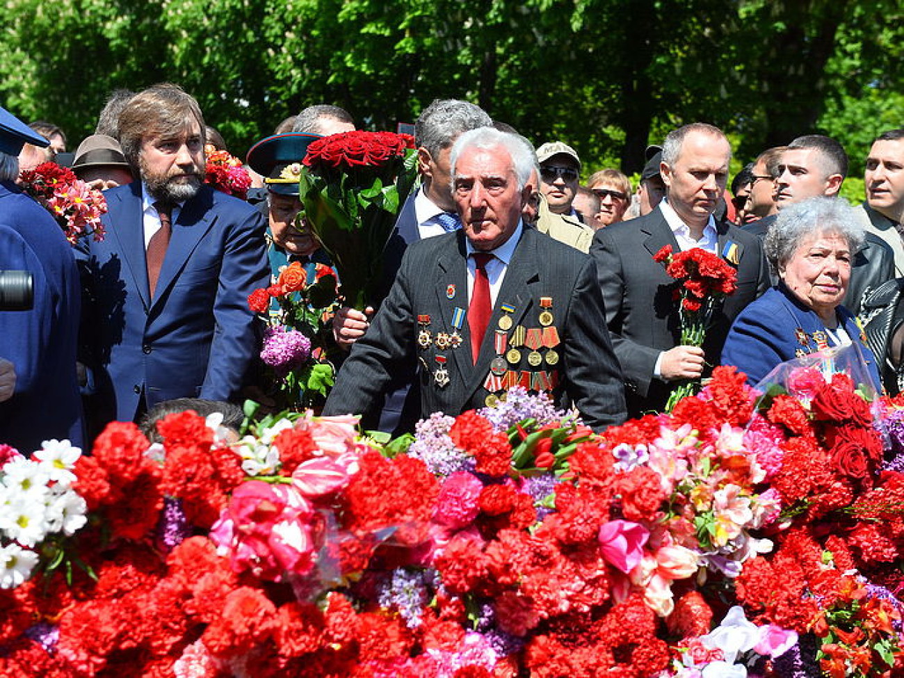 Вместо парада: День Победы киевляне праздновали в Парке Славы&#8230; с маками и георгиевскими ленточками